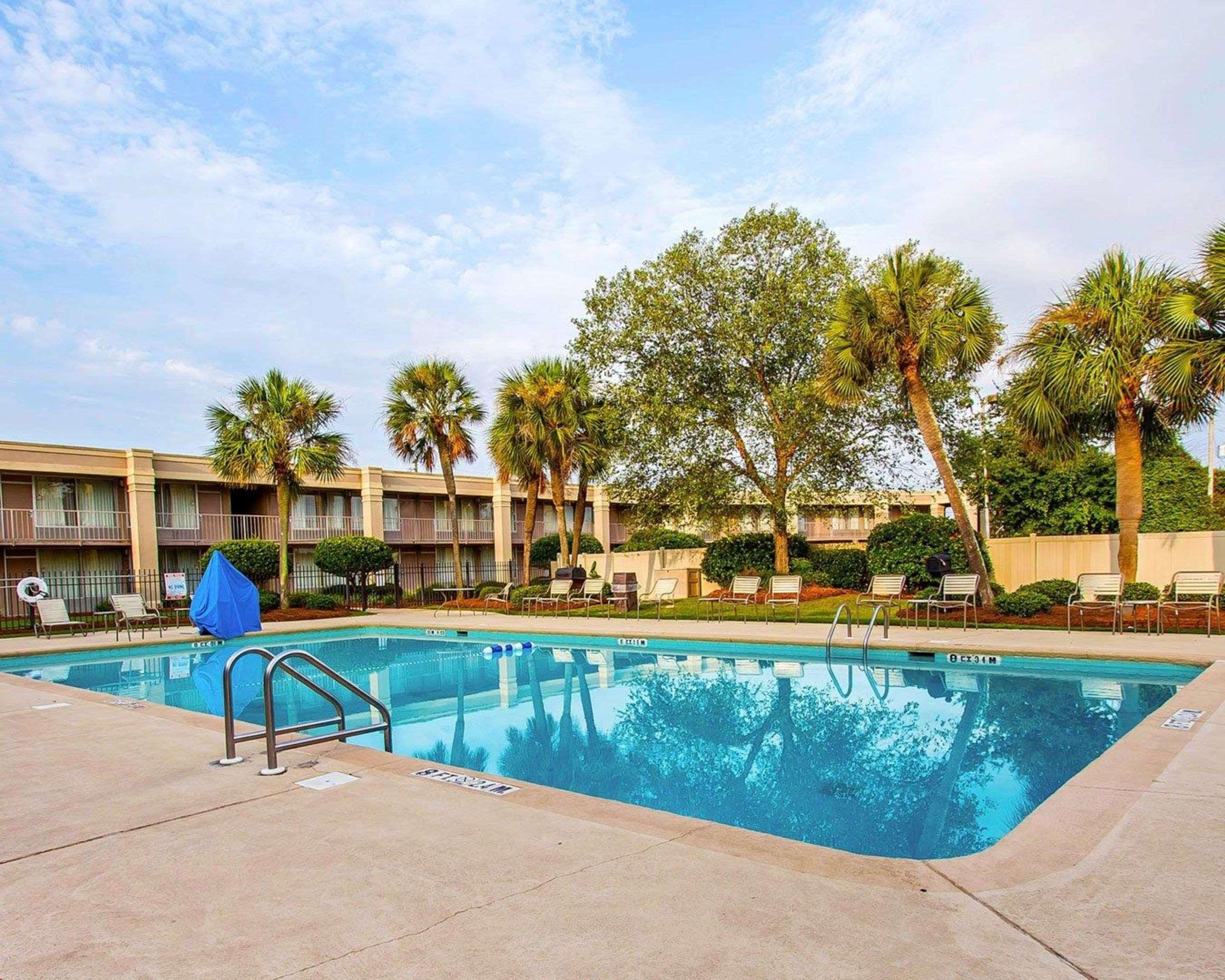 Clarion Inn & Suites Dothan South Buitenkant foto