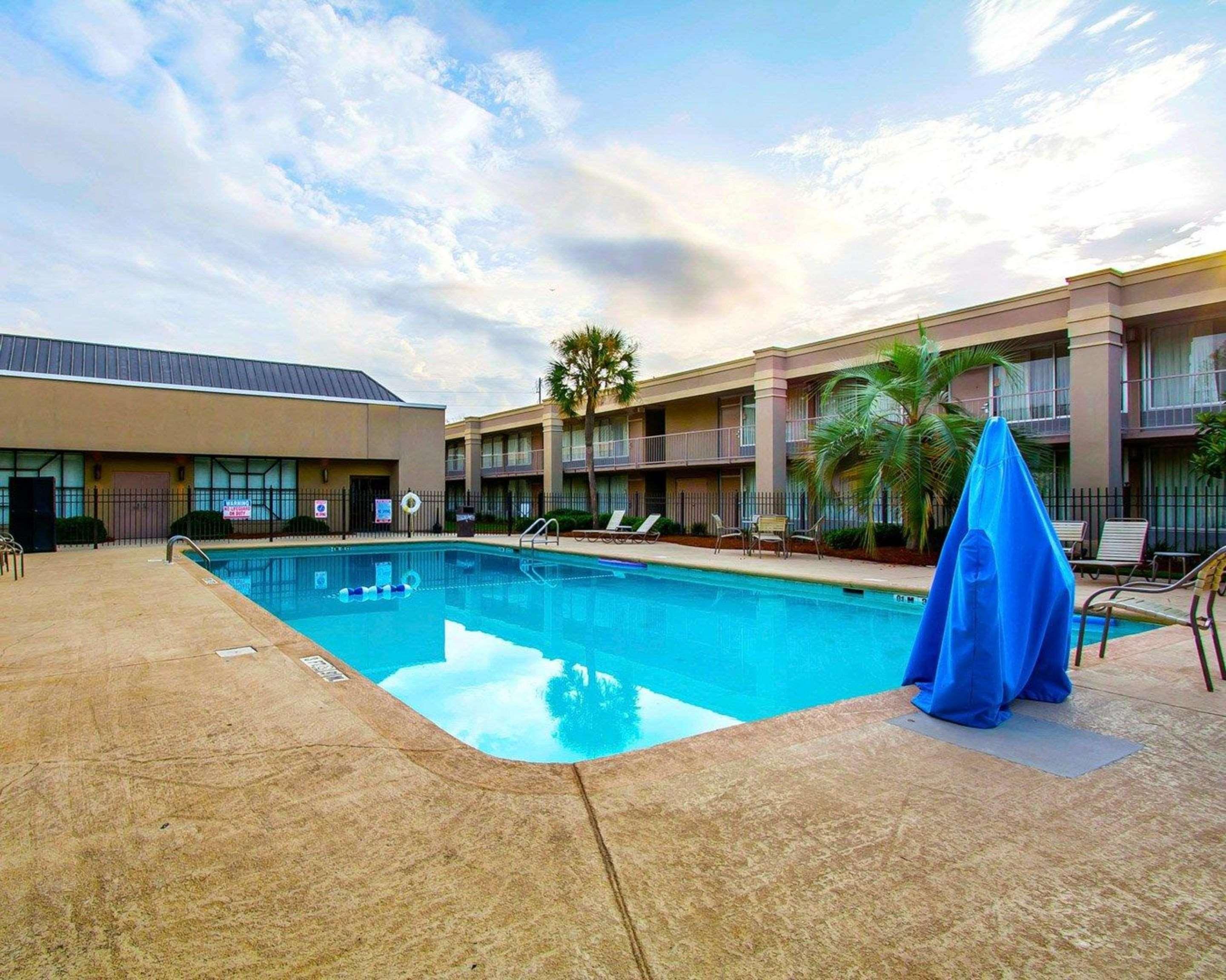 Clarion Inn & Suites Dothan South Buitenkant foto