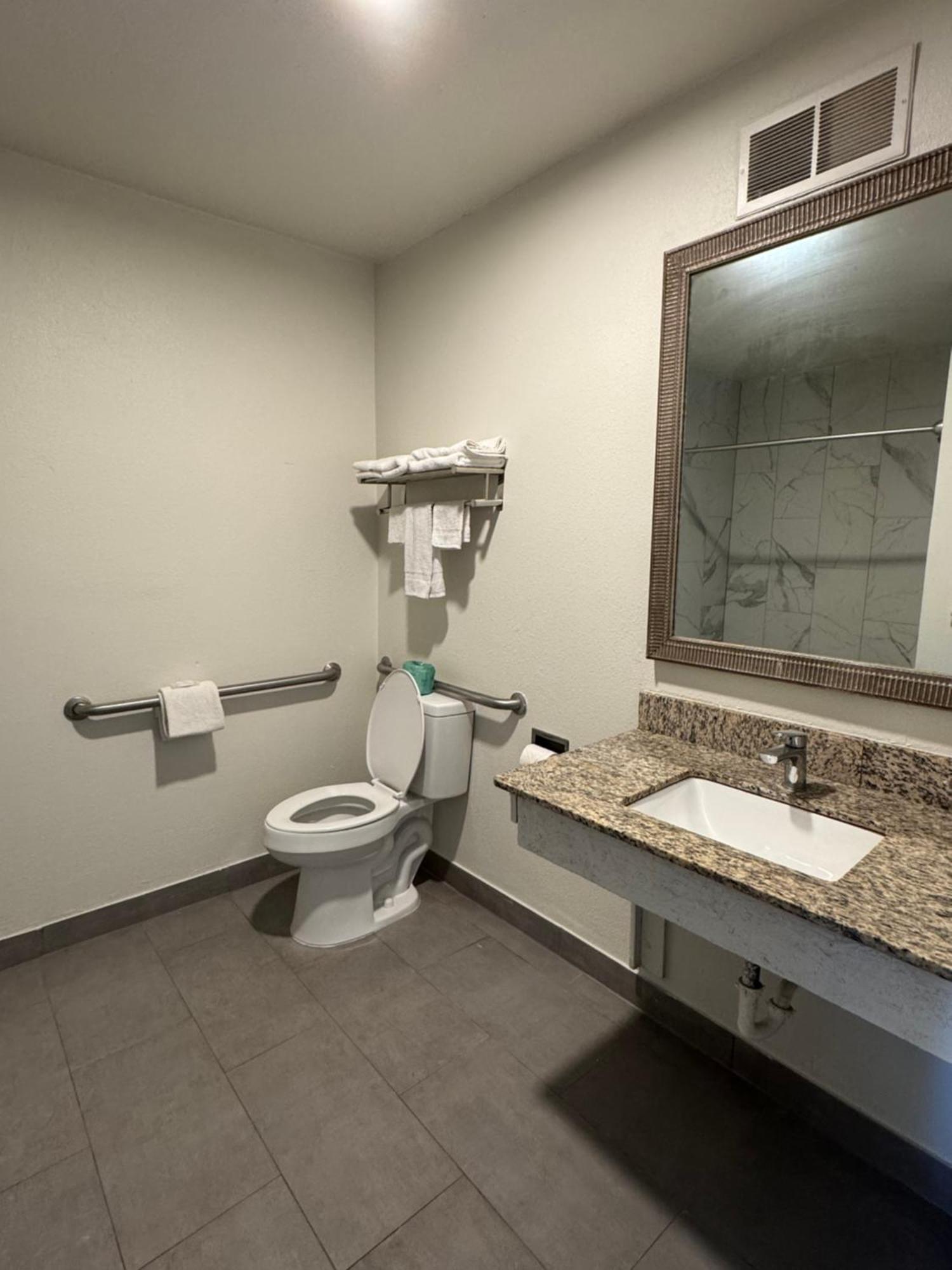 Clarion Inn & Suites Dothan South Buitenkant foto