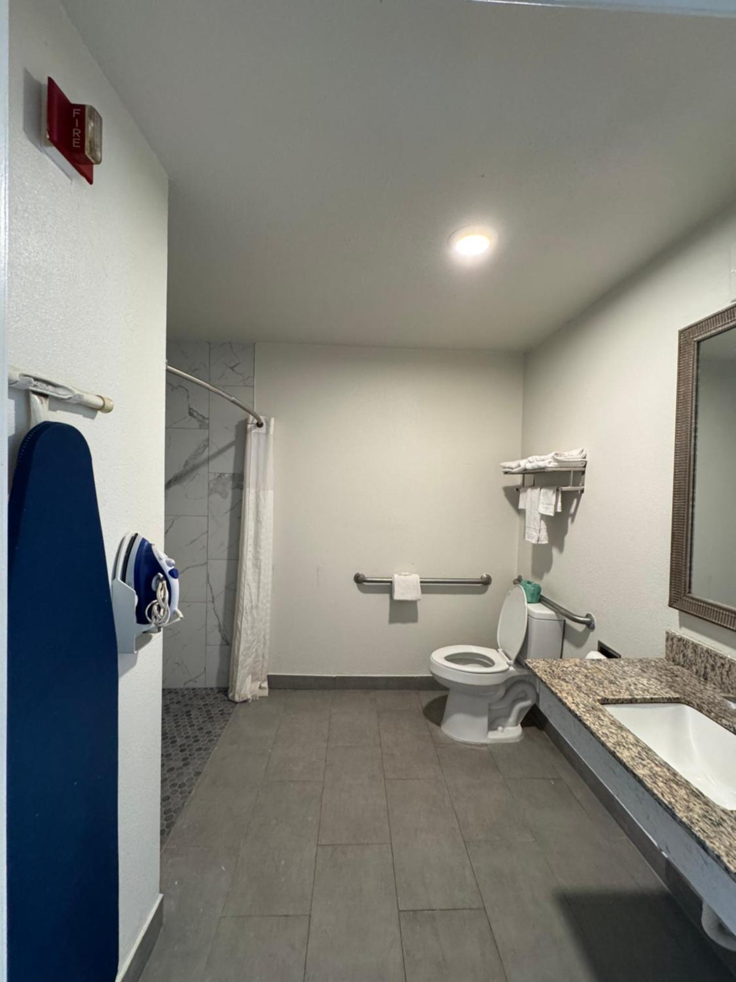 Clarion Inn & Suites Dothan South Buitenkant foto