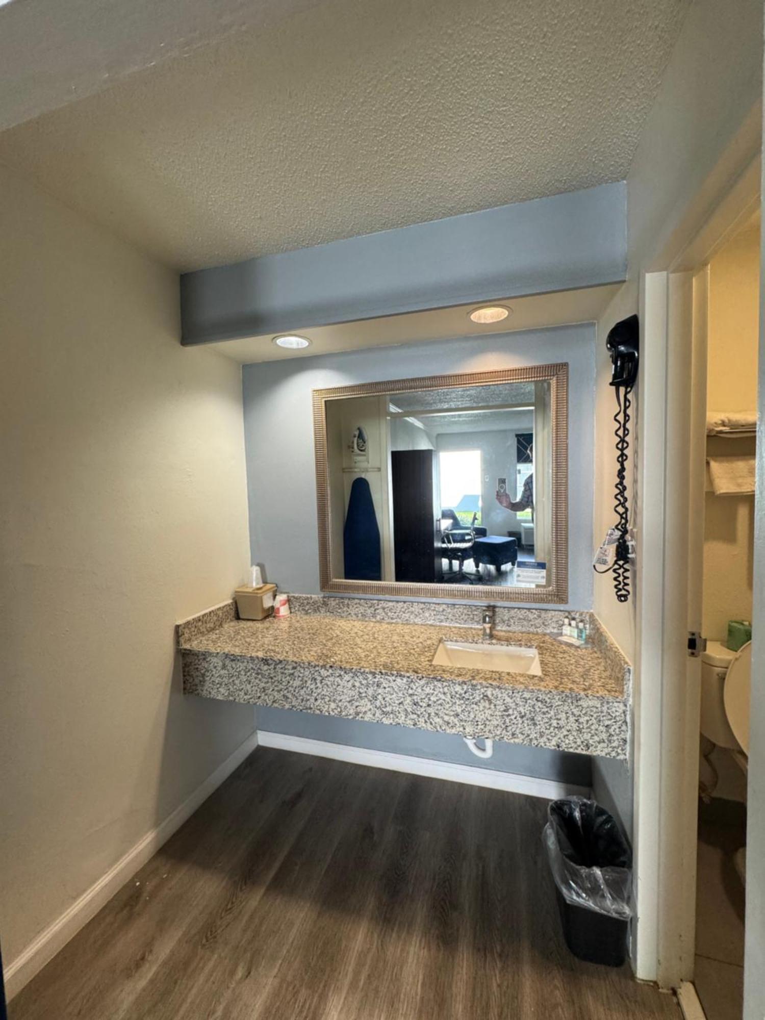 Clarion Inn & Suites Dothan South Buitenkant foto
