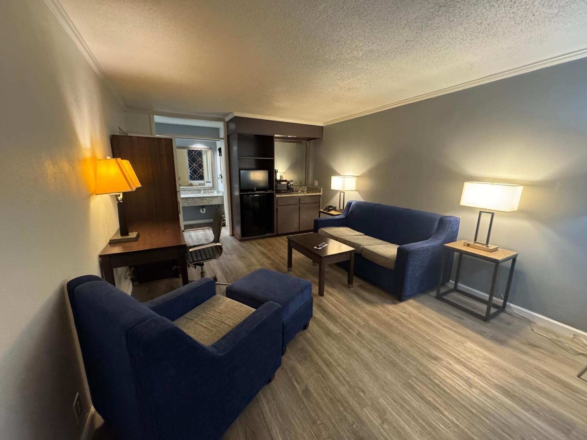 Clarion Inn & Suites Dothan South Buitenkant foto
