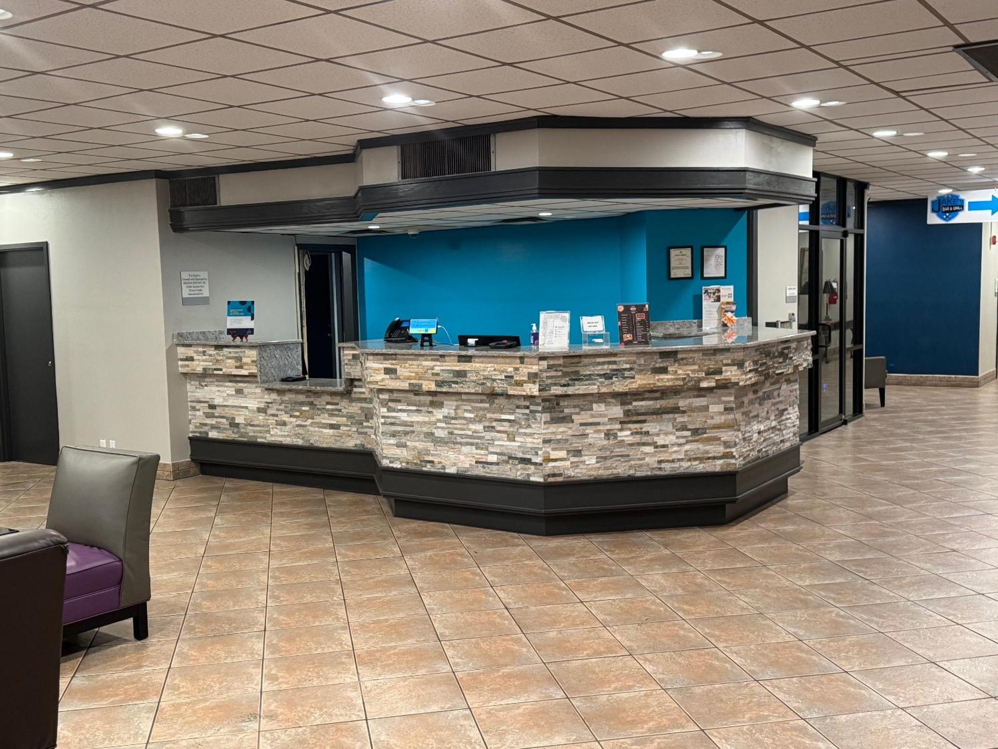 Clarion Inn & Suites Dothan South Buitenkant foto
