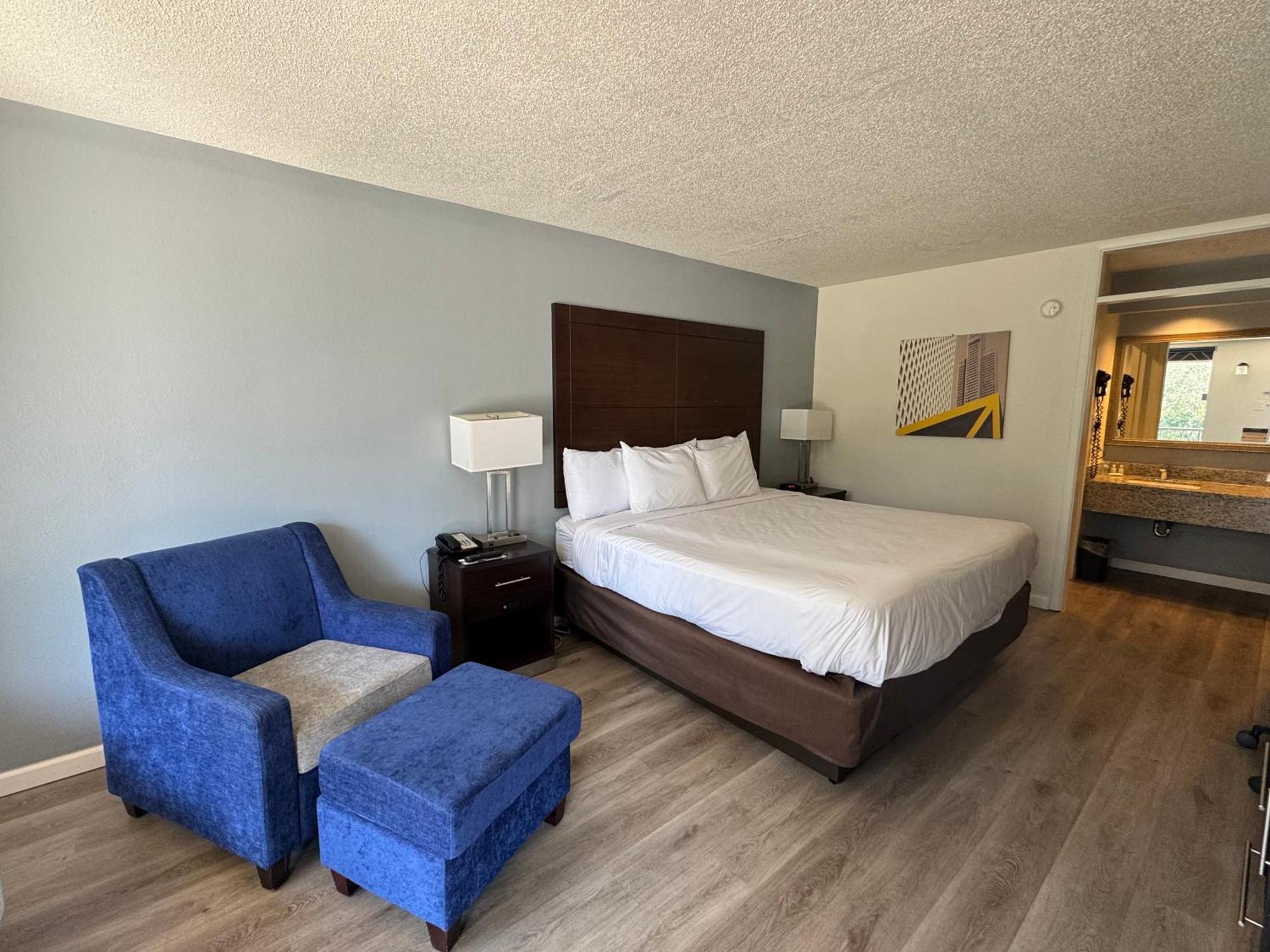 Clarion Inn & Suites Dothan South Buitenkant foto