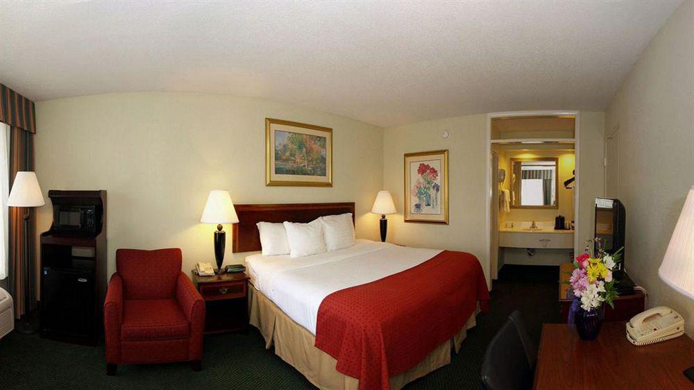 Clarion Inn & Suites Dothan South Buitenkant foto