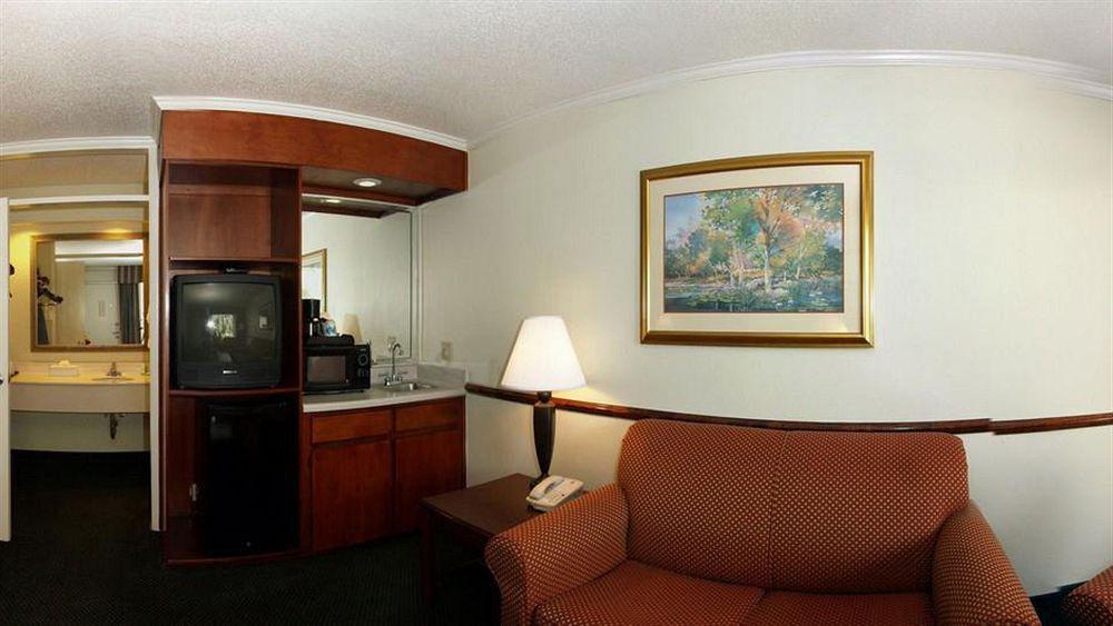 Clarion Inn & Suites Dothan South Buitenkant foto