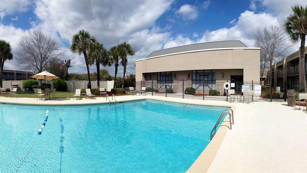 Clarion Inn & Suites Dothan South Buitenkant foto